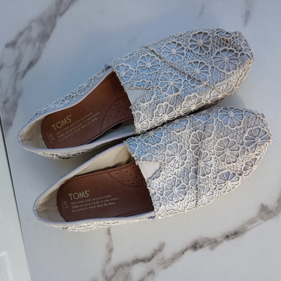 Toms White Floral Flats with Intricate Detailing - Picture 4 of 7